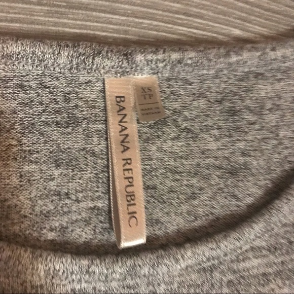 5/$20 ✨ BANANA REPUBLIC The Signature Tee Rounded Hem in Heather Grey - Picture 3 of 7